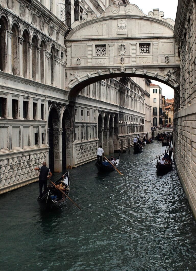 gondolas, channels, venice-614838.jpg