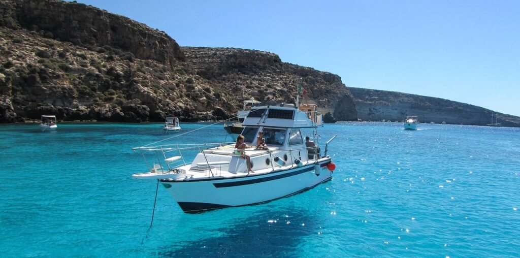 lampedusa, sea, boat-1582043.jpg